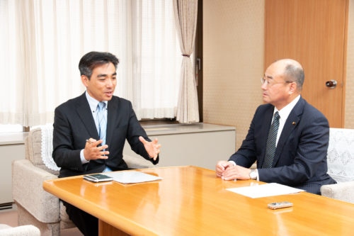 石井登志郎・西宮市長（左）とかんの雅一